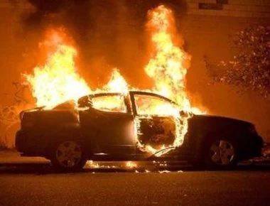 Πυρπόλησαν δύο ΙΧ σε γκαράζ πολυκατοικιών στο Κολωνάκι